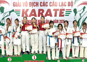 Các cô gái nhóm tuổi từ 15 đến 17 giành tấm HCV Kumite đồng đội Nữ.