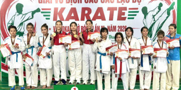 Các cô gái nhóm tuổi từ 15 đến 17 giành tấm HCV Kumite đồng đội Nữ.