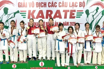Các cô gái nhóm tuổi từ 15 đến 17 giành tấm HCV Kumite đồng đội Nữ.