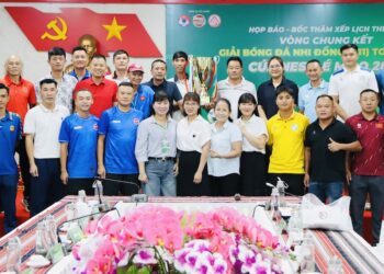 Đại diện BTC giải chụp ảnh lưu niệm cùng đại diện 24 đội bóng tham dự VCK.