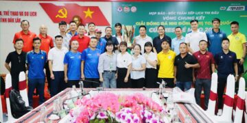 Đại diện BTC giải chụp ảnh lưu niệm cùng đại diện 24 đội bóng tham dự VCK.