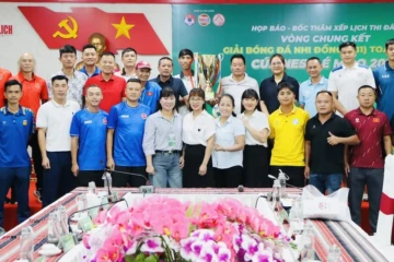 Đại diện BTC giải chụp ảnh lưu niệm cùng đại diện 24 đội bóng tham dự VCK.