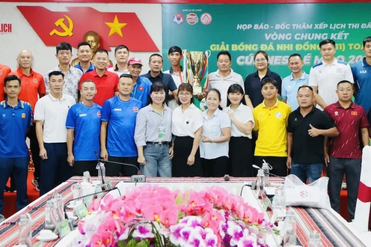 Đại diện BTC giải chụp ảnh lưu niệm cùng đại diện 24 đội bóng tham dự VCK.