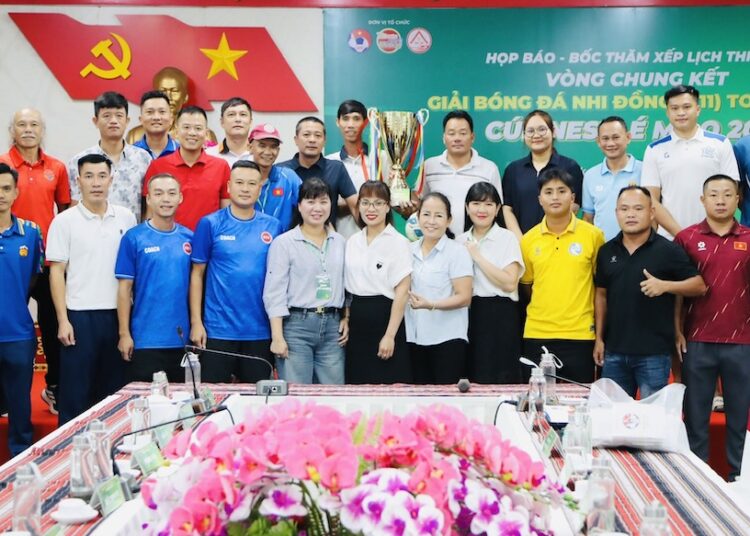 Đại diện BTC giải chụp ảnh lưu niệm cùng đại diện 24 đội bóng tham dự VCK.