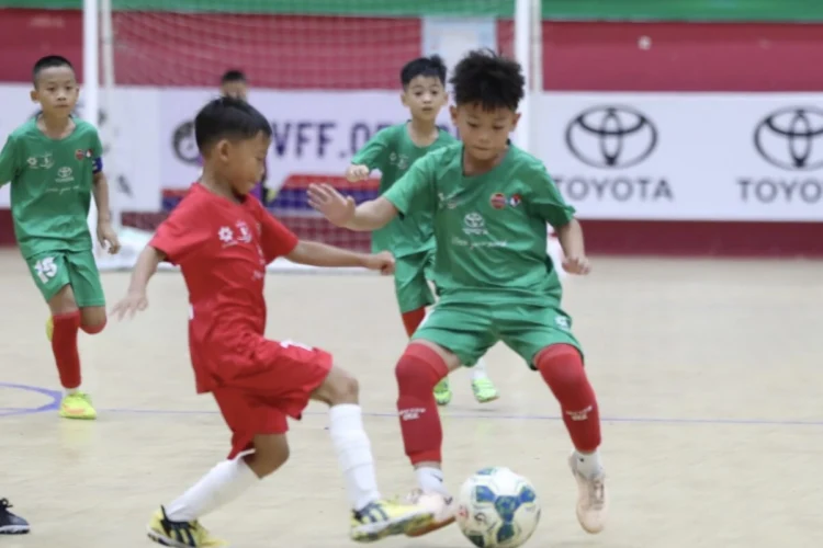 H.Y.S Hà Nội chủ động đẩy cao đội hình, tổ chức tấn công sau tiếng còi khai cuộc. Ảnh: Hanoi Youth Soccer
