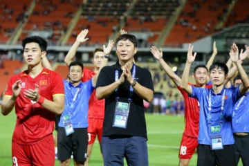 HLV Kim Sang-sik cùng các thành viên ban huấn luyện và cầu thủ ĐT Việt Nam tri ân khán giả sau trận chung kết.