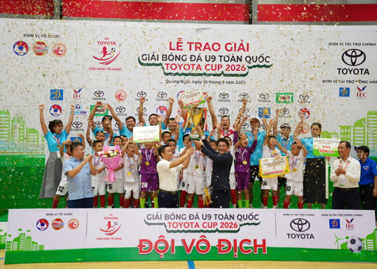 U9 HVL Sơn La ăn mừng chức vô địch sau khi đánh bại U9 SLNA với tỷ số 1-0 trong trận chung kết. Ảnh: Gia Hân