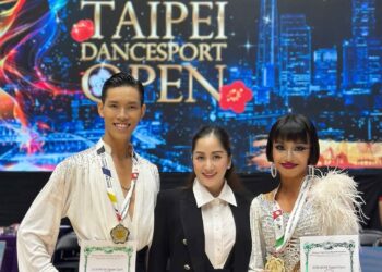 Cặp đôi Ngọc An - Lê Tố Uyên rạng rỡ nhận Huy chương Vàng nội dung WDSF Open Latin Adult cùng HLV Khánh Thi tại giải WDSF Taipei Open 2026. Ảnh: Thể Thao Việt Nam