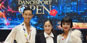 Cặp đôi Ngọc An - Lê Tố Uyên rạng rỡ nhận Huy chương Vàng nội dung WDSF Open Latin Adult cùng HLV Khánh Thi tại giải WDSF Taipei Open 2026. Ảnh: Thể Thao Việt Nam