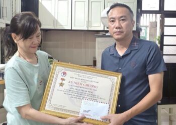 Đại diện gia đình nhận Kỷ niệm chương “Vì sự nghiệp bóng đá Việt Nam” thay HLV Phan Thanh Hùng. Ảnh: VFF