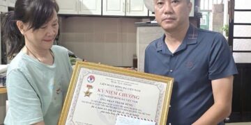 Đại diện gia đình nhận Kỷ niệm chương “Vì sự nghiệp bóng đá Việt Nam” thay HLV Phan Thanh Hùng. Ảnh: VFF