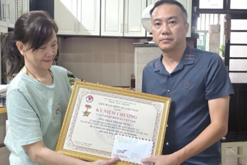 Đại diện gia đình nhận Kỷ niệm chương “Vì sự nghiệp bóng đá Việt Nam” thay HLV Phan Thanh Hùng. Ảnh: VFF