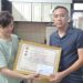 Đại diện gia đình nhận Kỷ niệm chương “Vì sự nghiệp bóng đá Việt Nam” thay HLV Phan Thanh Hùng. Ảnh: VFF
