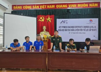 Ông Nguyễn Tuấn Sinh, Giám đốc Trung tâm Thể dục Thể thao Quốc phòng 3, phát biểu tại lễ bế mạc khóa học. Ảnh: VFF