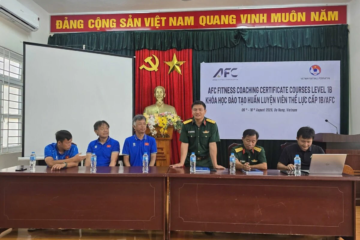 Ông Nguyễn Tuấn Sinh, Giám đốc Trung tâm Thể dục Thể thao Quốc phòng 3, phát biểu tại lễ bế mạc khóa học. Ảnh: VFF