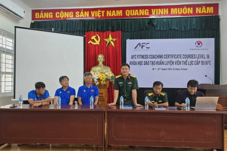 Ông Nguyễn Tuấn Sinh, Giám đốc Trung tâm Thể dục Thể thao Quốc phòng 3, phát biểu tại lễ bế mạc khóa học. Ảnh: VFF