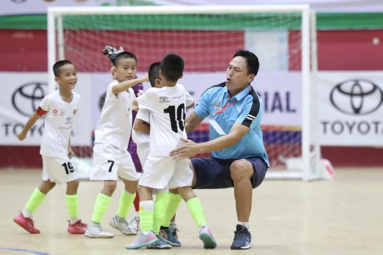 Niềm vui của U9 HVL Sơn La sau khi đánh bại U9 Gia Bảo Hải Phòng trong trận 1/8. Ảnh: Gia Hân.