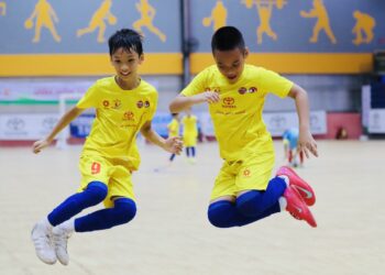 Màn ăn mừng theo kiểu của Đình Bắc của hai cầu thủ Hiểu Minh và Trọng Hiếu. Ảnh: Gia Hân.
