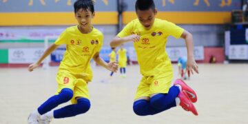 Màn ăn mừng theo kiểu của Đình Bắc của hai cầu thủ Hiểu Minh và Trọng Hiếu. Ảnh: Gia Hân.
