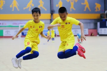 Màn ăn mừng theo kiểu của Đình Bắc của hai cầu thủ Hiểu Minh và Trọng Hiếu. Ảnh: Gia Hân.