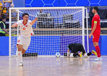 Nguyễn Thịnh Phát ăn mừng bàn gỡ hòa 1-1, mở màn màn ngược dòng ấn tượng của ĐT futsal Việt Nam trước Nga. Ảnh: VFF