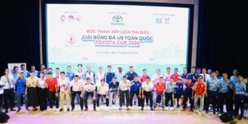 Các đội bóng tham dự giải chụp ảnh lưu niệm trước khi bước vào VCK.