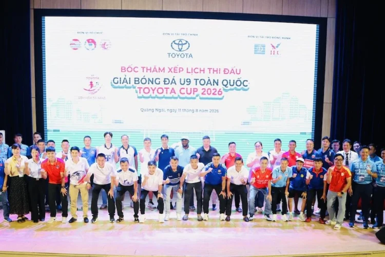 Các đội bóng tham dự giải chụp ảnh lưu niệm trước khi bước vào VCK.