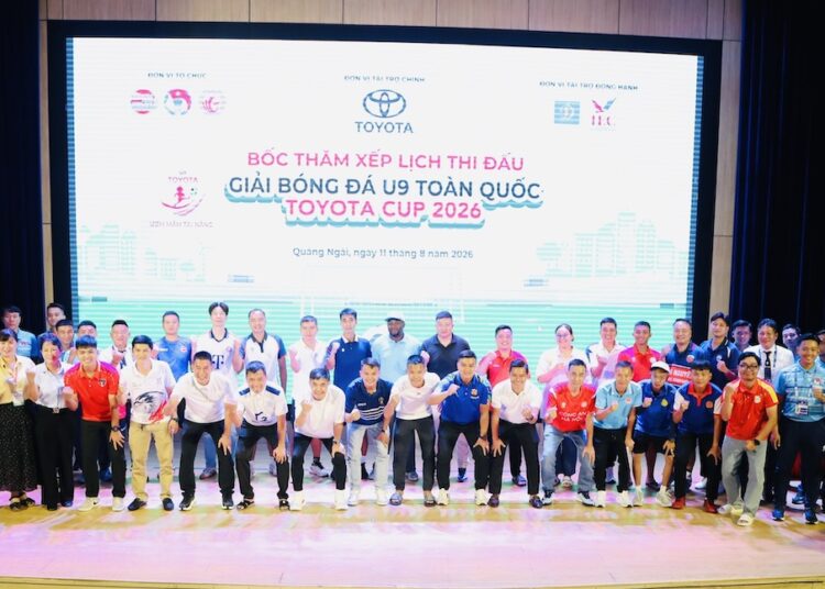 Các đội bóng tham dự giải chụp ảnh lưu niệm trước khi bước vào VCK.
