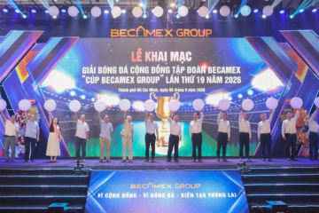 Các vị lãnh đạo, đại biểu thực hiện nghi thức khai mạc mùa giải mới 2026. Ảnh: Gia Hân.