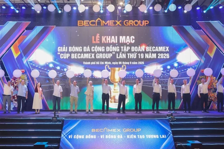 Các vị lãnh đạo, đại biểu thực hiện nghi thức khai mạc mùa giải mới 2026. Ảnh: Gia Hân.